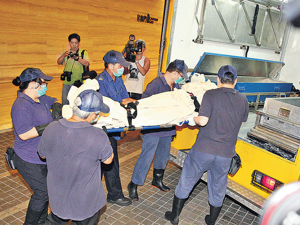 2人下身赤裸 男手有刀傷 情侶離奇斃命