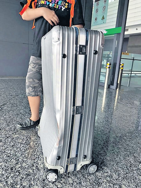 台客名牌行李篋撞凹 亞航拒賠︰託運難免
