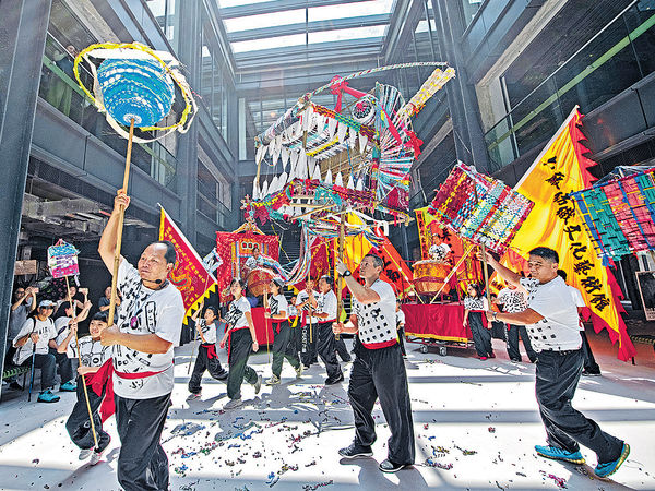 六廠開放一連三周 試玩紡織手藝