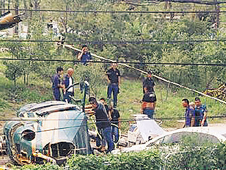 直升機墮地斷2截 4人奇迹輕傷