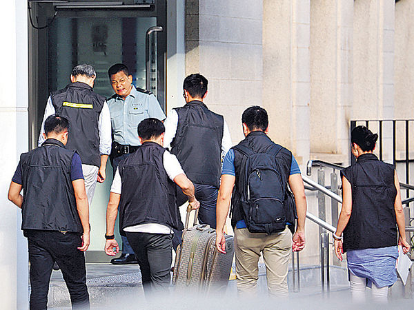闖律政中心掟天拿水樽 退休男護圖縱火