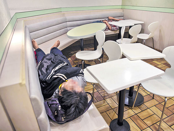 6成為在職人士 快餐店夜宿者年輕化最細19歲