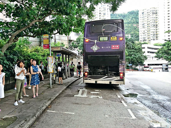 九巴冒煙 乘客急疏散