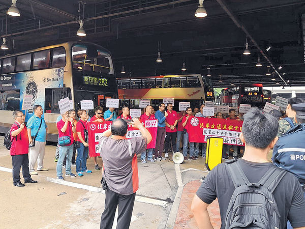 九巴龍運工會不滿加薪5% 封站半小時抗議