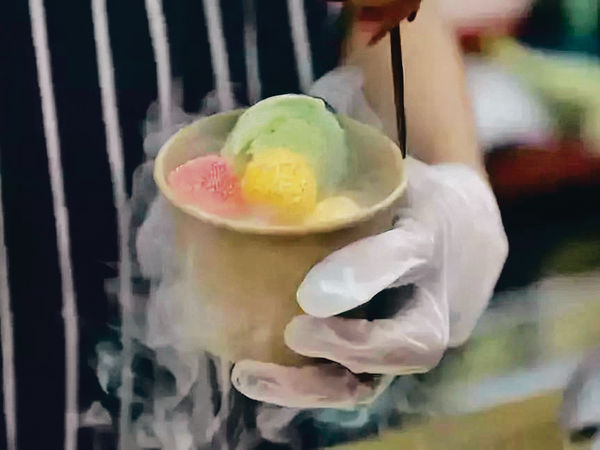 加-196℃液氮 噴煙雪糕凍傷女童