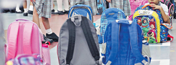 檢閱小學生 護脊書包