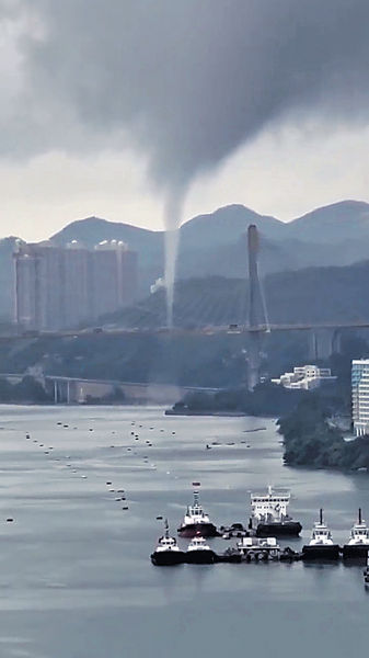 汀九驚現水龍捲 吹起獨木舟