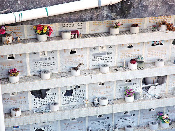 疑衰賊偷陪葬品 墳場85個龕位遭破壞