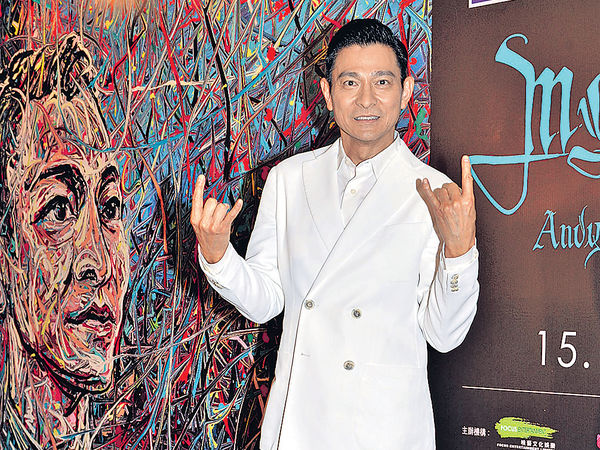 個唱記招撞正開學日 華仔變身Batman湊女返學