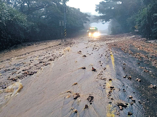 暴雨襲北台灣 陽明山多處坍塌