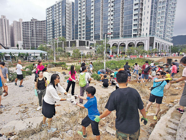 風暴毁社區 居民自發善後