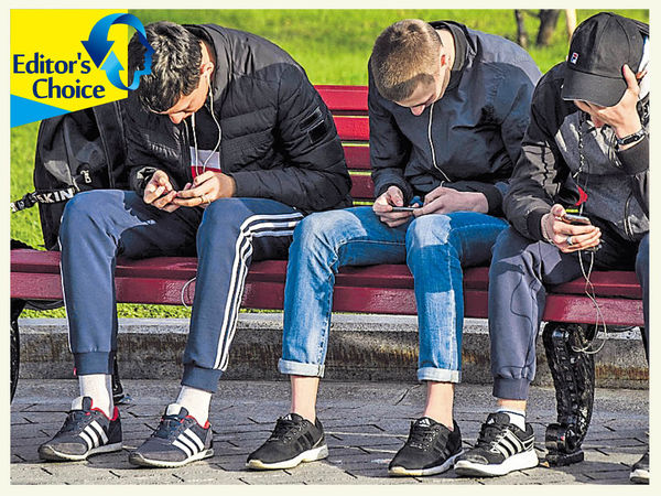 年輕人多用手機 致幸福感下降