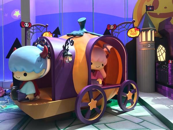 魔法南瓜车   穿上应节魔幻斗篷的 little twin stars 预演万圣节巡游