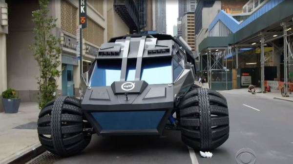 此车配备 50 吋轮胎及越野悬挂系统.