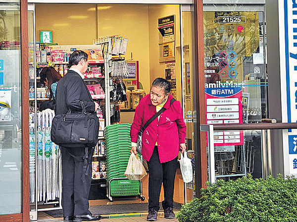 日本擬收膠袋稅 便利店憂損生意