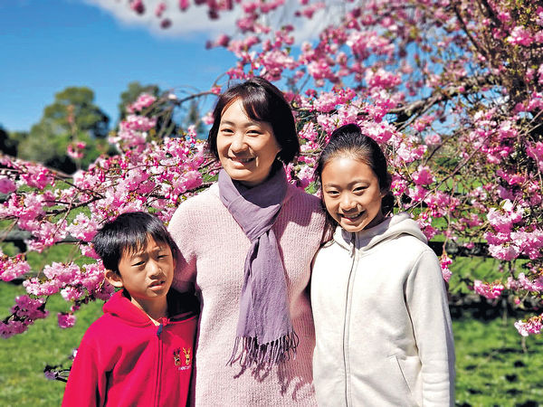 為子女教育 走遍南北半球