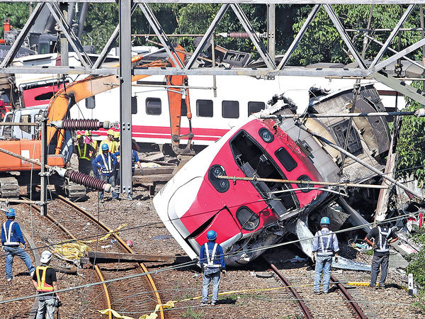 台鐵出軌釀18死190傷 疑因超速入彎肇禍