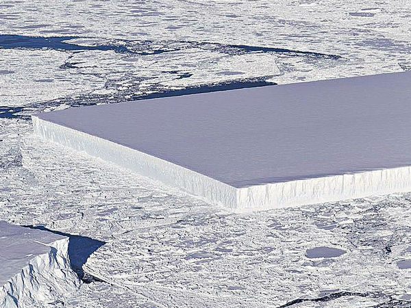 南極罕現「四方冰山」