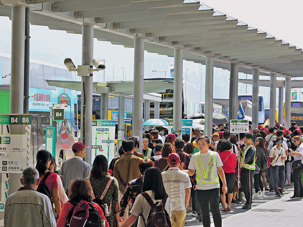 港珠澳橋首周末 340團旅客訪港