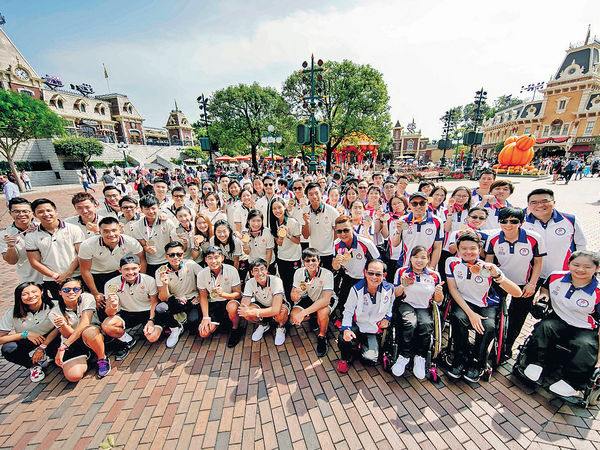 香港迪士尼樂園 為亞運及亞殘運港隊祝捷