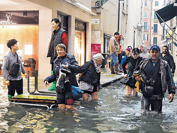 暴雨襲意國8死 威尼斯變真水都