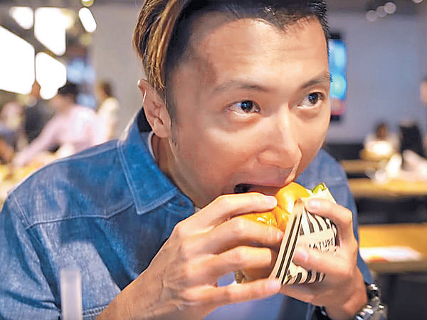 突襲快餐店買包 霆鋒唔夠錢找數