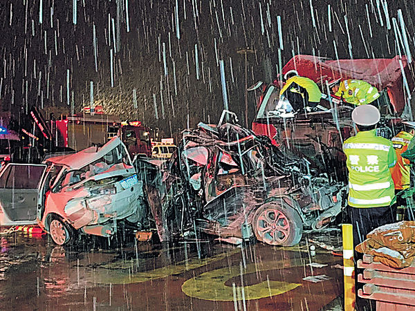貨車下坡失控撼31車 釀15死44傷