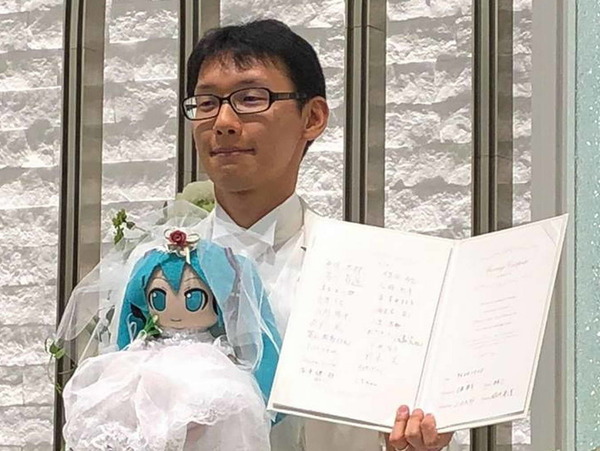 日本男子娶初音未来做老婆