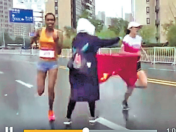 義工衝綫前強塞五星旗 累中國馬拉松名將失金