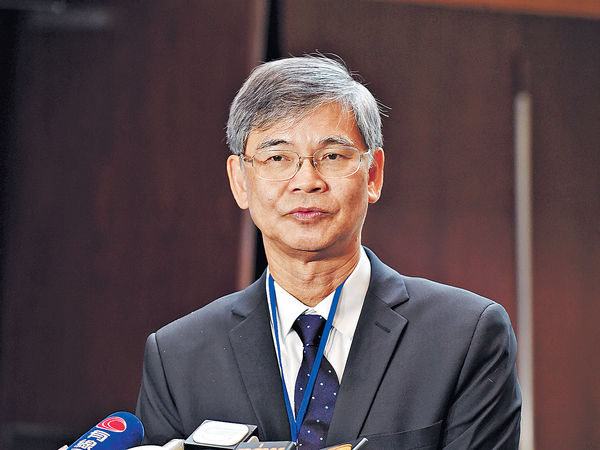 羅致光︰研以服務劵 推行託管