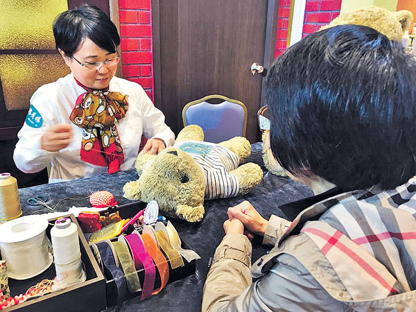 首位女「玩具醫生」 坐鎮德福救「童伴」