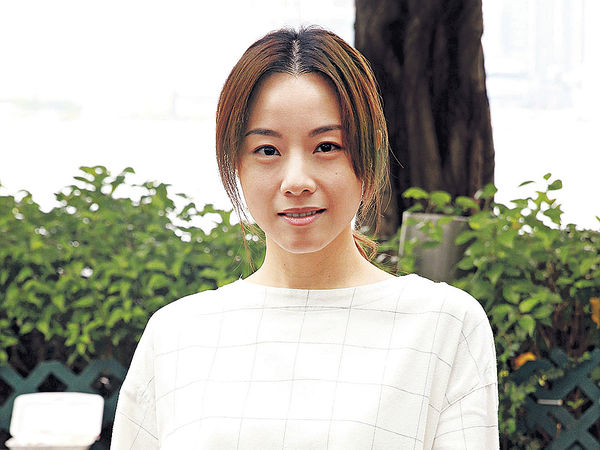 鄧麗欣 視察婚紗店攞着數