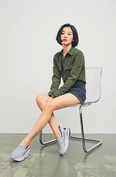 宋慧喬熱褲曬美腿