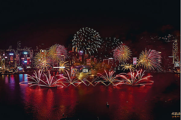 除夕煙火 打造「星空萬花筒」