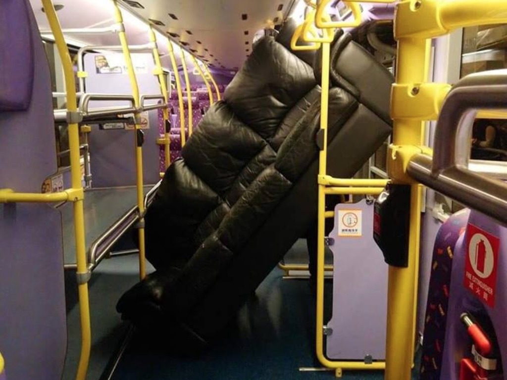 巨型三座位梳化驚現巴士下層網民懷疑是p 圖 Ezone Hk 網絡生活 網絡熱話 D