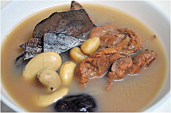 何首烏花生腰果紅棗豬𦟌湯