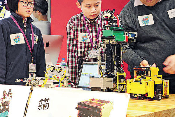 小學生研「智能餵貓機」 遙距投放貓糧