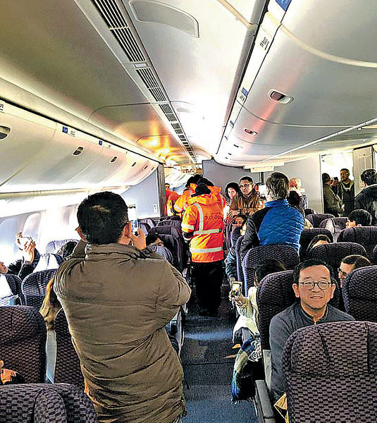 美國飛香港客機故障 乘客困艙捱冷16小時