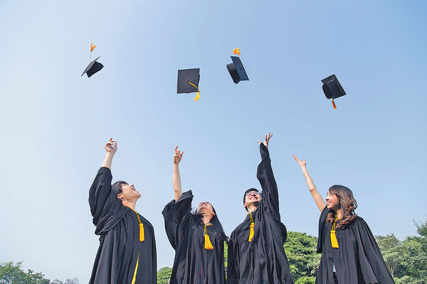 應屆大專畢業生 平均月薪升至$1.7萬