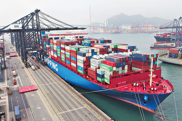 世界最大級別貨櫃船 首航泊貨櫃碼頭