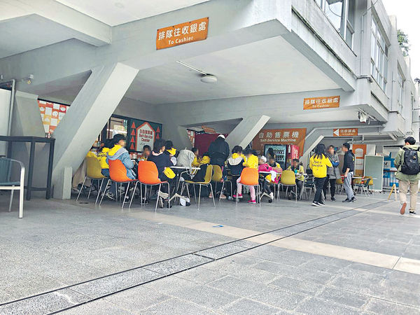 內地團 逼爆大學 阻師生用膳