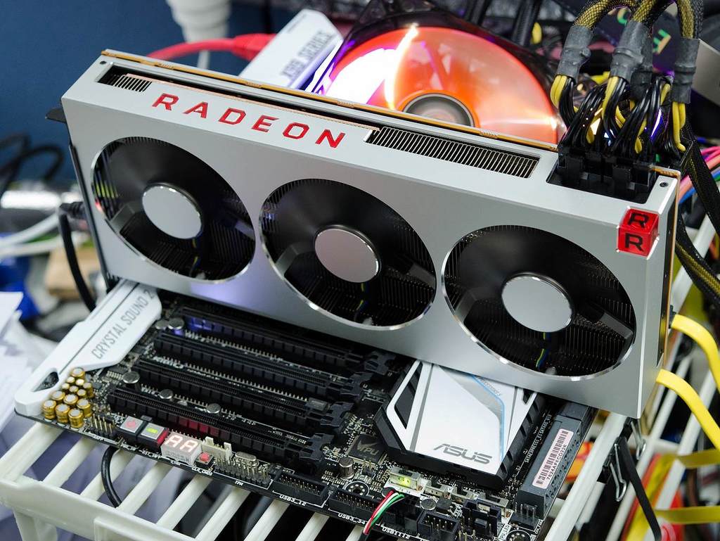 Radeon™ VII HBM2 16G 7％クーポン限定値下げ - PCパーツ