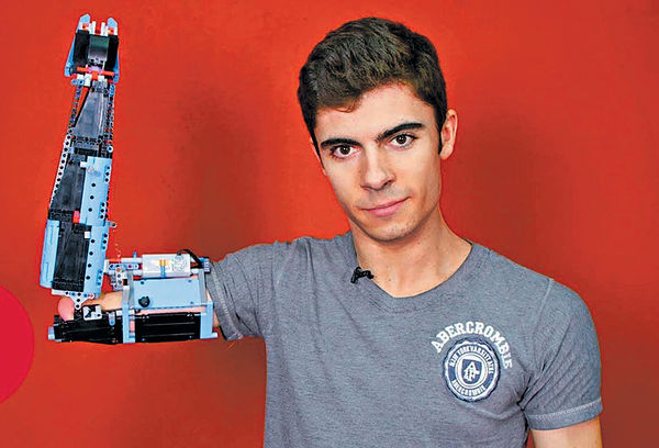 19歲獨臂男 Lego砌義肢