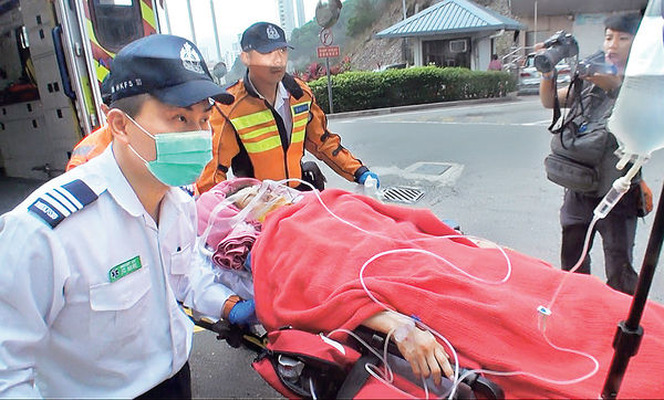 剷行人路撞斷少婦雙腳 危駕司機求情：發雞盲