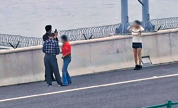 港珠澳大橋違規停車 4男女影相兼「野餐」