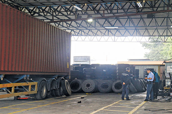 櫃車輪胎打氣時爆裂 重創工人