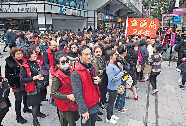 60%人稱內地客量 超出港承受力