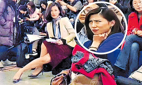 翻白眼女記再現身 坐姿成焦點