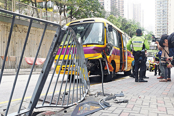 校巴油塘失控撞欄 8人輕傷包括7學童