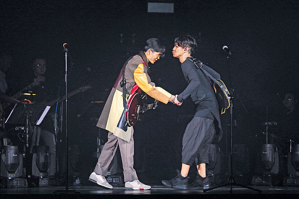 方大同開騷周國賢搞笑獻吻